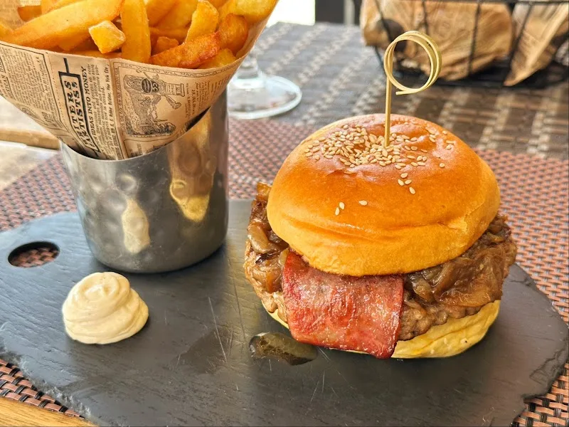 Meky's Burger Bar 4