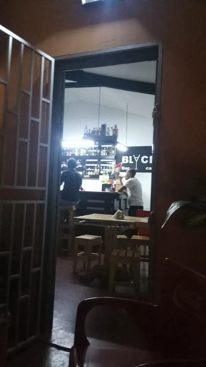 Black & White Bar Café