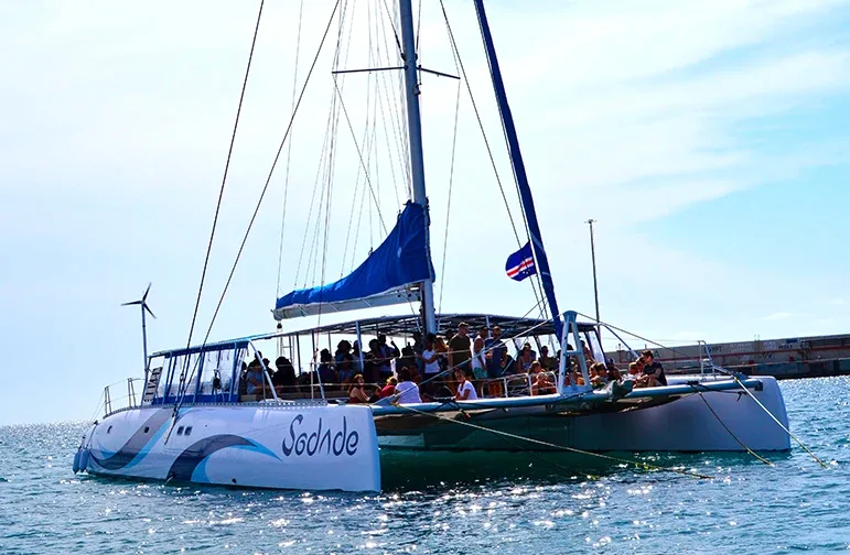 Catamaran à Sal : Voile, Baignade et Détente dans l'Atlantique 3
