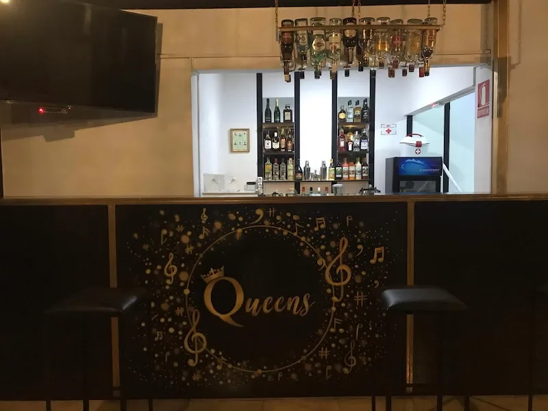 Queens Pub 4